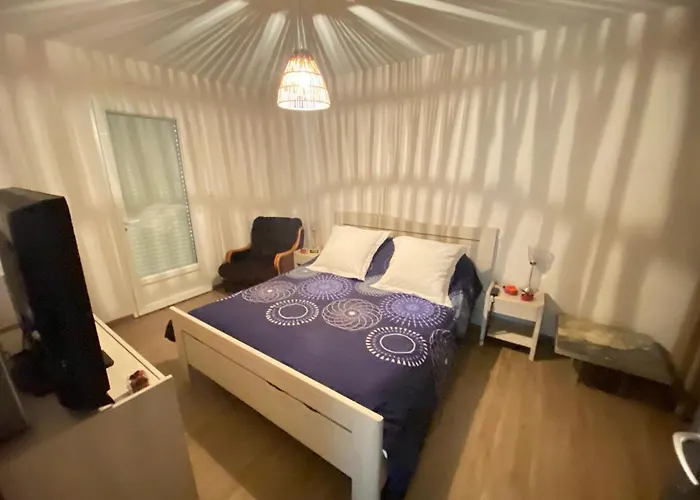 Douillette, Calme, Lit Queen Size Wifi Δωμάτια σε οικογενειακή κατοικία Avrillé